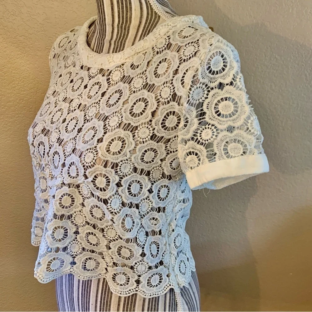 NWT L’Atiste Lace Crop Top Medium White Floral Crochet Design Lace-Up Back New - Picture 4 of 16